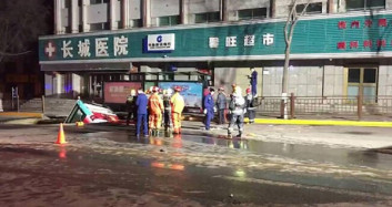 Çin'de Yol Çöktü Otobüs İçine Düştü