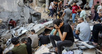 İşgalci İsrail'in acımasızlığı bitmiyor: Gazze'deki ambulansları vurdular