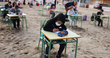 İspanya'da Yüz Yüze Eğitime Engel Yok! Öğrenciler, Plajda Ders Yaptı