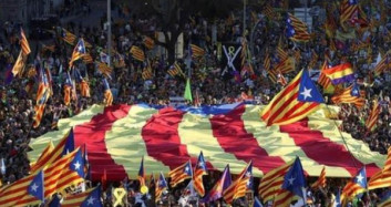 İspanya'da Katalanlar Sokağa Çıktı Polisle Çatıştı