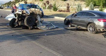 Isparta'da Korkutan Kaza Minibüs İkiye Bölündü! O Anlar Kameraya Yansıdı