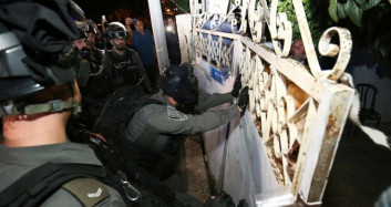 İsrail Polisi Filistinli Ailenin Evine Zorla Girdi