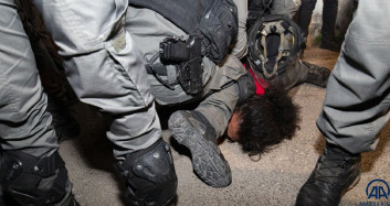 İsrail Polisinden Filistinli Gence Acımasız Gözaltı