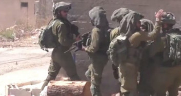 İsrail Askeri Filistinlilerin Attığı Taşlardan Korktular