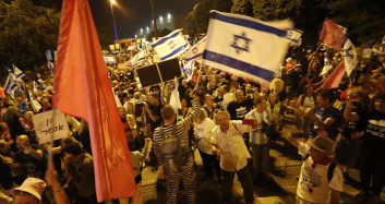 İsrail'de Netenyahu'nun Gidişi Gösterilerle Kutlandı!