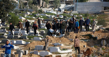 İsrail'in işgali Gazze'yi çaresiz bıraktı: Cenazeler caddelere gömülüyor