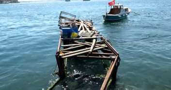 İstanbul Boğazı'nda Korku Dolu Anlar! Savaş Gemileri Hız Yapınca İskele Parçalandı, Kafeleri Su Bastı