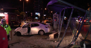 İstanbul Kozyatağı’nda korkutan kaza: Kontrolünü kaybeden araç yolcuların olduğu durağa daldı