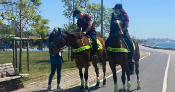 İstanbul'da Atlı Polislerden Bayram Denetimi