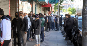 İstanbul’da Bayram Öncesi Baklavacı Önünde Uzun Kuyruklar Oluştu