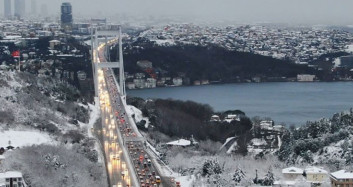 İstanbul'da Etkili Olan Kar Yağışı Trafiği Felç Etti