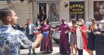 İstanbul'da Gelin Alma Halayında Maske Mesafe Unutuldu