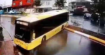 İstanbul'da kabus dolu anlar! İETT otobüsü seyir halindeyken hakimiyetini kaybedince kaldırıma çıktı!