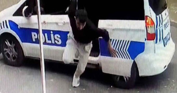 İstanbul'da polis otosuna bindirilen şahıs araçtan inerek kaçtı