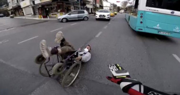 İstanbul'da Tekerlekli Sandalyesiyle Düşen Adam Mağdur Oldu