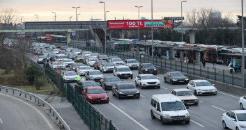 İstanbul'da yağışlı hava trafik yoğunluğunu artırdı: yüzde 81!