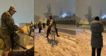 İstanbul'dan İlginç Kar Manzaraları Gelmeye Devam Ediyor: Atlı Kar Gezintisi!