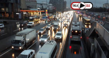 İstanbul'da Sağanak Trafiği Durma Noktasına Getirdi