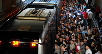 İstanbul’un ulaşım çilesi bitmiyor: Mahşer yerine dönen metrobüs sırasında vatandaş isyan etti