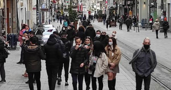 İstiklal Caddesi'ne Kısıtlama Saatlerinde Turistler Akın Etti