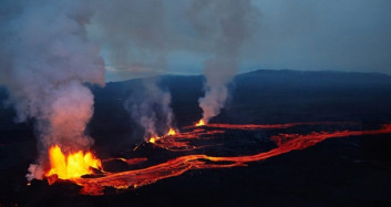 İzlanda'da Fagradals Yanardağı Lav Püskürttü