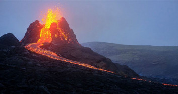 İzlanda’daki Yanardağın Lavları Duvarla Durdurulacak