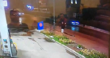 İzmir'de Panik Yaratan Anlar! Akaryakıt İstasyonuna Oyuncak El Bombası Fırlatıldı