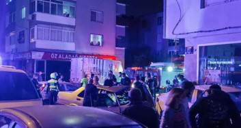 İzmir’de Polisten Kaçarken Otomobile Çarptı: 3 Yaralı