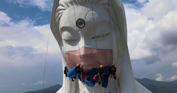 Japonya'dan İlginç Sembol! Tanrıça Heykeli'ne 35 kg Ağırlığında Maske Takıldı