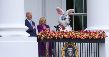 Joe Biden, Paskalya Bayramı'ndaki tavşan tarafından kukla gibi oynatıldı! İşte o anlar