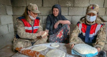 Kadın Askerler Tandırda Ekmek Pişirdi