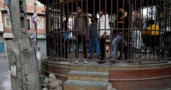 Nepal'de Sokağa Çıkma Yasağına Uymayanlar Kafese Konuldu