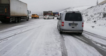 Tokat'ta Kar Yağışı Araçları Yolda Bıraktı
