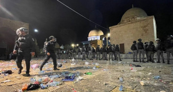 İsrail Polisi, Mescid-i Aksa'daki Cemaate Saldırı Gerçekleştirdi