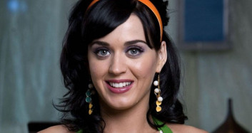 Katy Perry Dezenfektan Kostümü Giydi