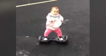 14 Aylık Bebeğin 'Hoverboard' Becerisi Sosyal Medyayı Salladı