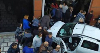 Antalya'da Otomobil Açık Öğretim Fakültesine Çarptı Bir Kişi Yaşamını Yitirdi