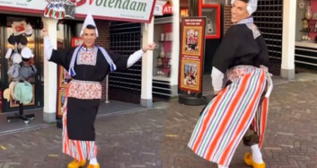 Kerimcan Durmaz, Amsterdam Sokaklarında Yöresel Kıyafetle Dans Etti
