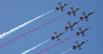 Kıbrıs Semalarında F-16'lar ve Türk Yıldızları'ndan Gösteri Uçuşu
