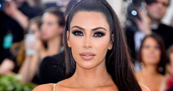 Kim Kardashian Paris Moda Haftası'nda Tercih Ettiği Lateks Kıyafeti Nasıl Giydiğini Paylaştı