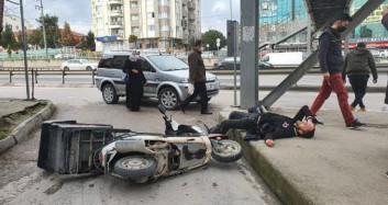 Kocaeli’nde Motor Sürücüsü Otomobil İle Kaldırım Arasına Sıkışıp Yaralandı