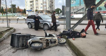 Kocaeli’nde Motor Sürücüsü Otomobil İle Kaldırım Arasına Sıkışıp Yaralandı