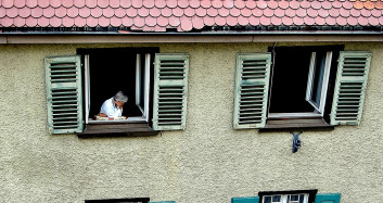 Komşusundan, Evinde Dolaşan Kadına Uyarı: Çocuklarım Senin Şovunu Görmek İstemiyor