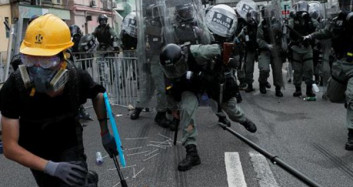 Hong Kong'ta Göstericilerin Vurulma Anı Kameralara Yansıdı