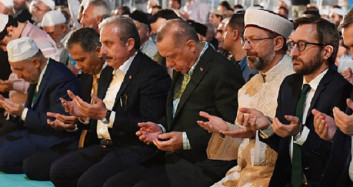 Cumhurbaşkanı Erdoğan Yenikapı'da Kuran Okudu 