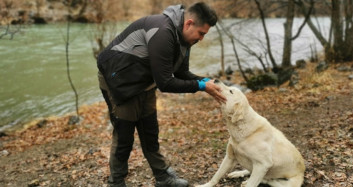 Köpeği Kurtarmak İçin Eksi 2 Derecede Buz Gibi Suya Girdi