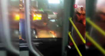 Korku dolu anların adresi İstanbul! Belediye otobüsünün araçla önünü kesen bir grup terör estirdi!