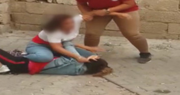Liseli Öğrencisi Kızlar Erkek İçin Kavga Etti. Olay Anları Cep telefonu kamerasına yansıdı
