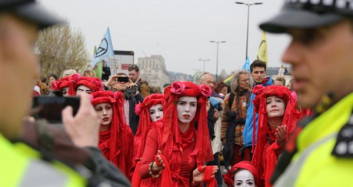 Londra'daki Çevreci İşgal Eyleminde Gözaltı Sayısı 460 Oldu