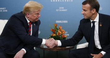 Trump ile Macron Arasında "İz Bırakan" Tokalaşma